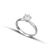 Λευκόχρυσο μονόπετρο δαχτυλίδι με διαμάντι και εξάδοντο καστόνι φορεμένο.