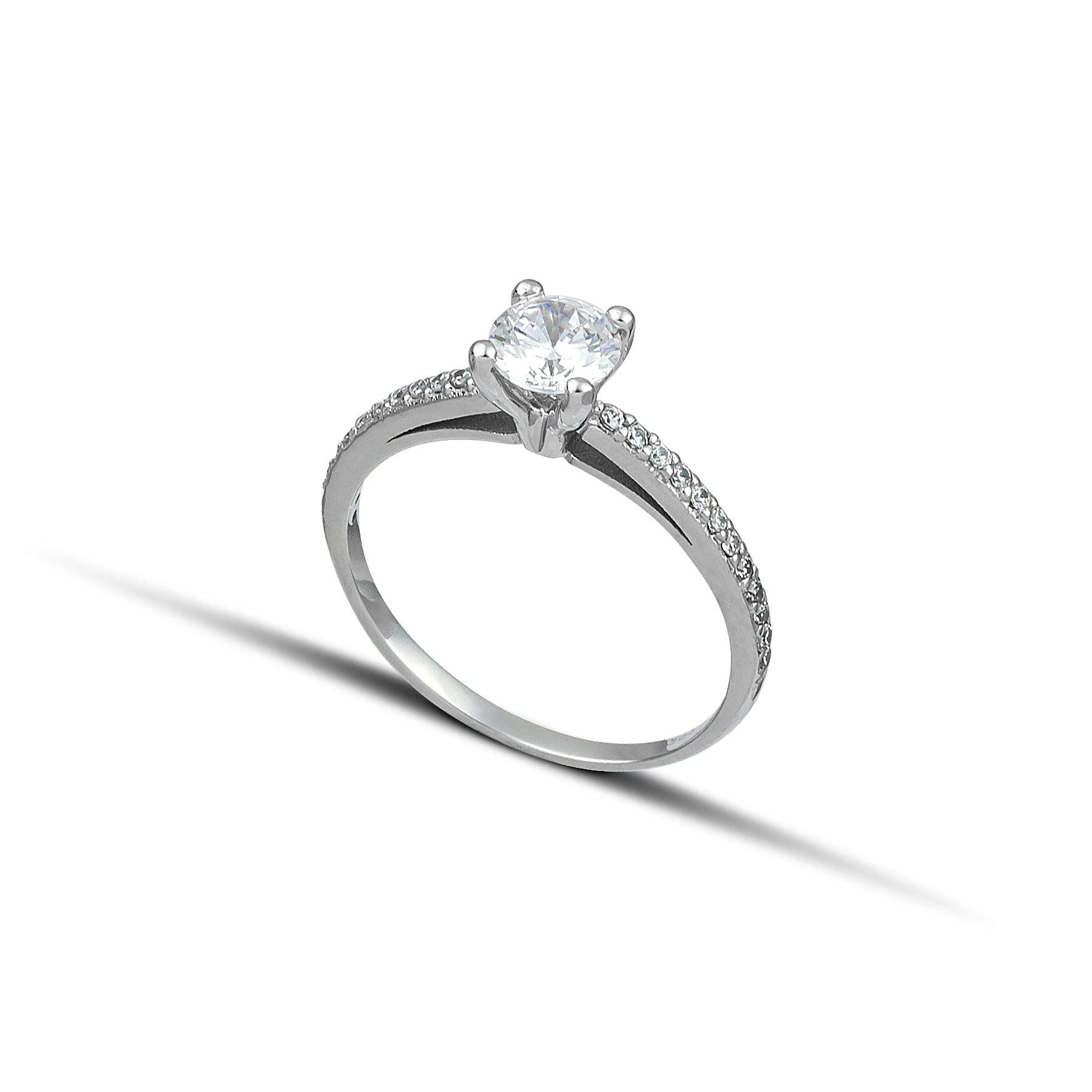 μονόπετρο δαχτυλίδι γάμου με κεντρική πέτρα από διαμάντι και πλαϊνές πέτρες κατασκευασμένο από λευκόχρυσο