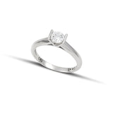 Mονόπετρο δαχτυλίδι με διαμάντι κατασκευασμένο από λευκόχρυσο με καστόνι σχήματος "V". 