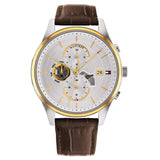 Ανδρικό ρολόι Tommy Hilfiger Weston 1710501 με καφέ δερμάτινο λουράκι και ασημί καντράν διαμέτρου 44mm με ένδειξη ημέρας-ημερομηνίας.