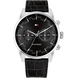 Ανδρικό ρολόι Tommy Hilfiger Sawyer 1710424 με μαύρο δερμάτινο λουράκι, μαύρο καντράν διαμέτρου 44mm και ένδειξη δεύτερης ώρας.