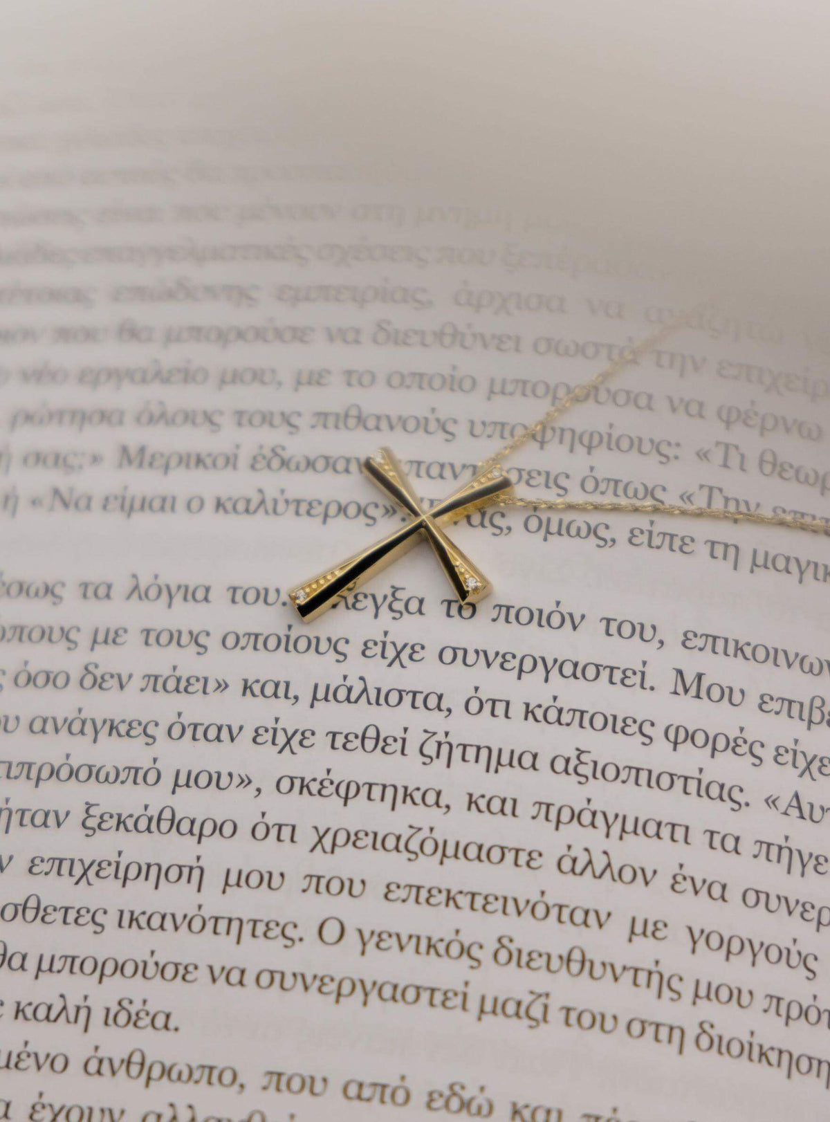 Βαπτιστικός σταυρός για κορίτσι MCS090 από χρυσό 14Κ με έντονες γεωμετρικές γραμμές και καρφωτές πέτρες ζιργκόν.