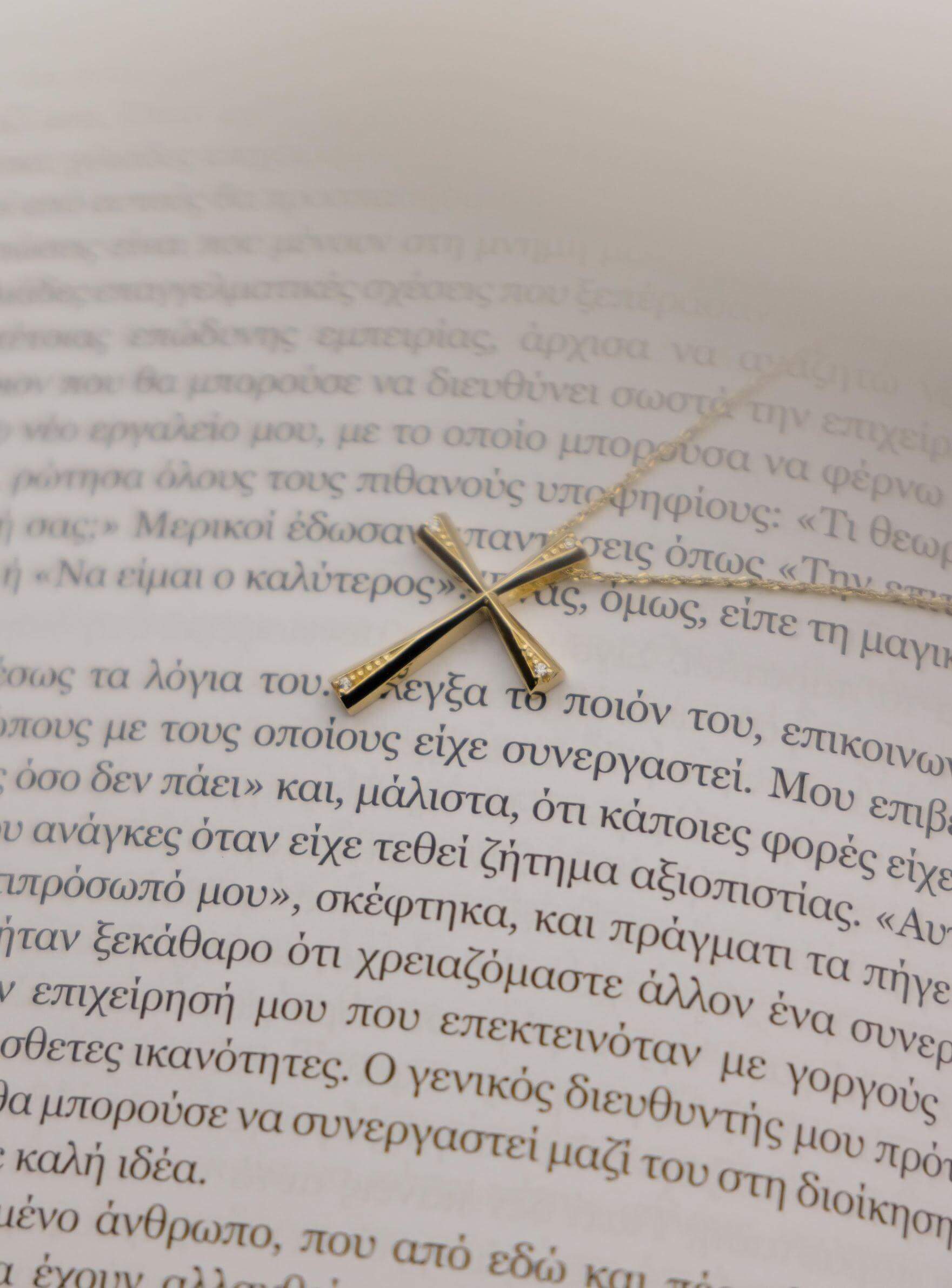 Βαπτιστικός σταυρός για κορίτσι MCS090 από χρυσό 14Κ με έντονες γεωμετρικές γραμμές και καρφωτές πέτρες ζιργκόν.