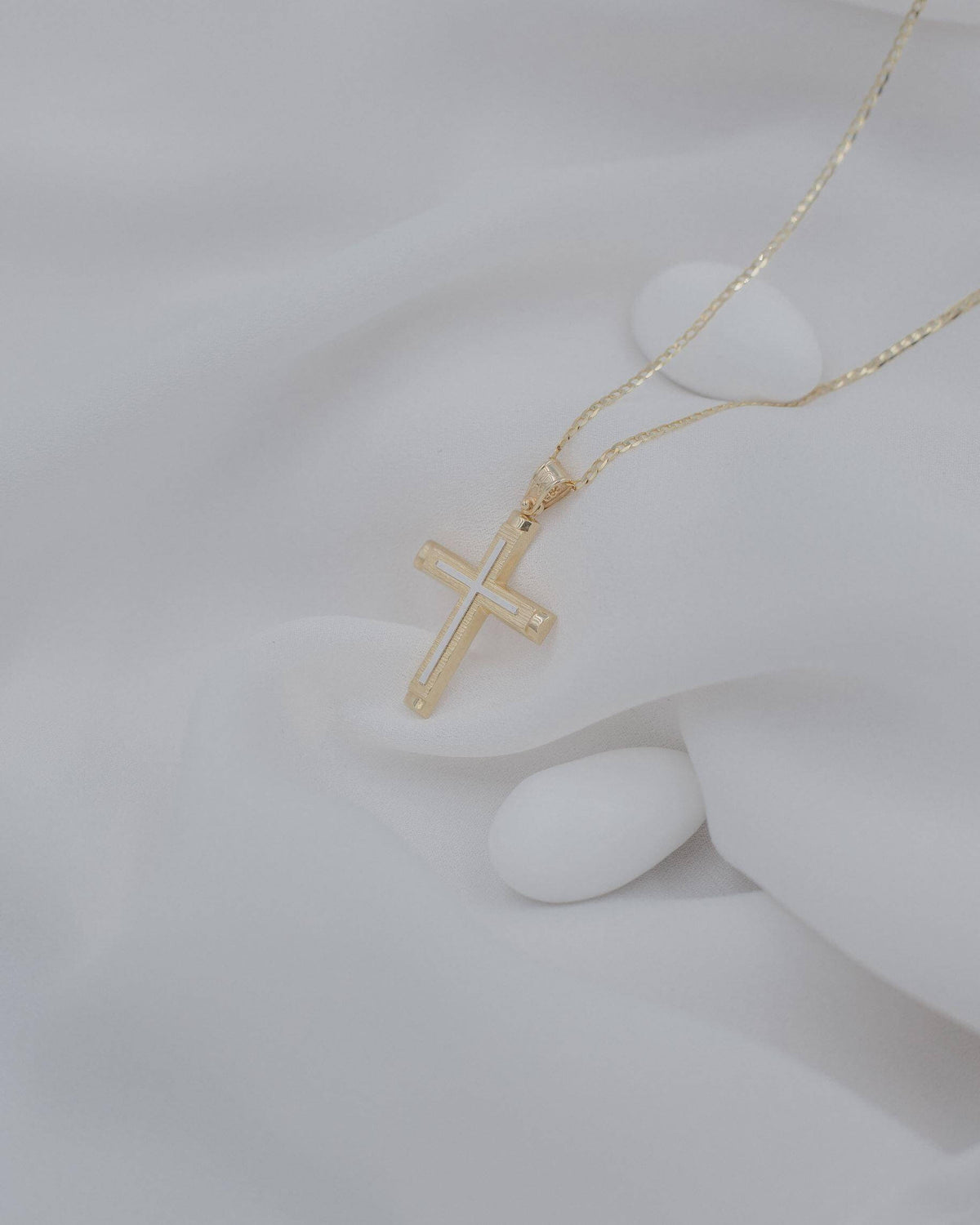 Βαπτιστικός σταυρός για κορίτσι CS012 από χρυσό 14Κ με σαγρέ επιφάνεια και λευκόχρυσο σταυρό στο κέντρο.