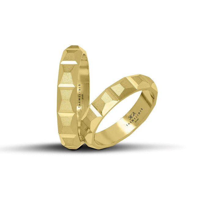 Πρωτότυπες χρυσές βέρες γάμου WR213, πλάτους 4.5 mm με λουστρέ και ματ γωνίες, ιδανικές για ζευγάρια που αγαπούν τη γεωμετρική αρμονία, τη λάμψη του χρυσού και τον τολμηρό, σύγχρονο σχεδιασμό, διαθέσιμες σε 9, 14, 18 ή 22 καράτια.