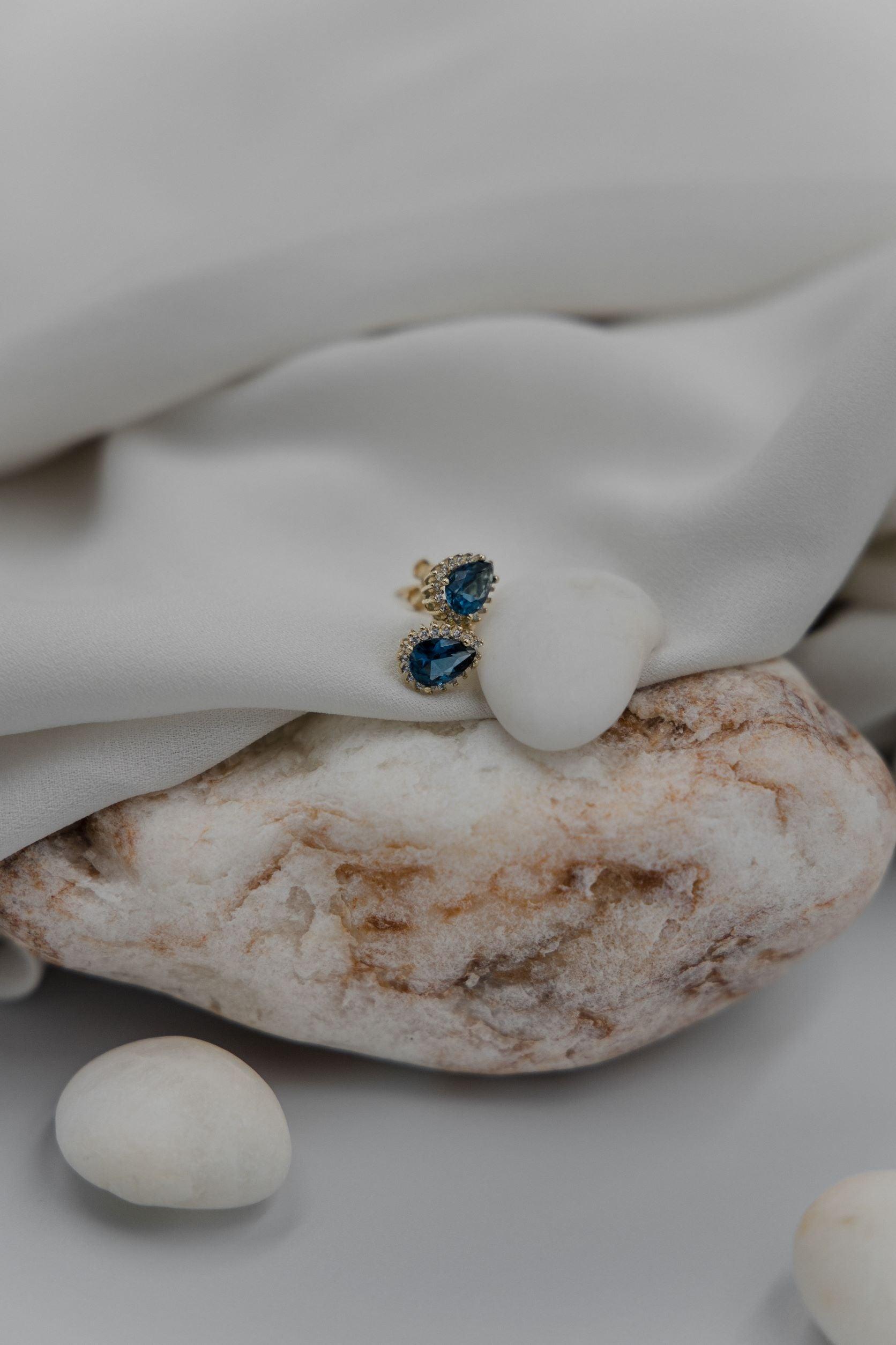 Χρυσά σκουλαρίκια ροζέτες Κ14 δάκρυ με μπλε πέτρα