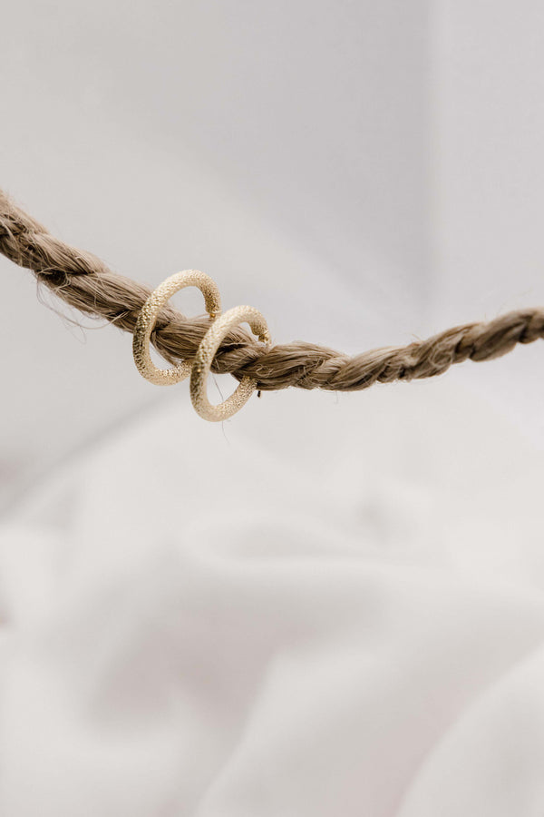 Χρυσά σκουλαρίκια κρίκοι Κ14 με αμμοβολή EG0103.178