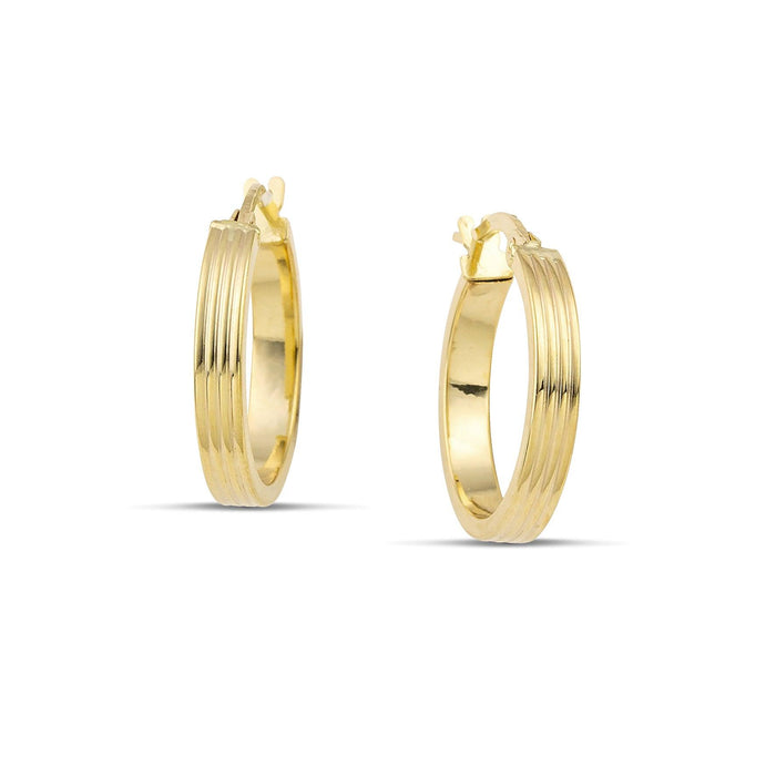 Σκουλαρίκια κρίκοι από χρυσό 14 καρατίων, με μοντέρνο σχέδιο με γραμμές.