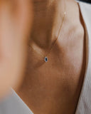 Χρυσό γυναικείο κολιέ 14Κ με ροζέτα, μπλε πέτρα και ζιργκόν NL185 φορεμένο.