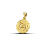Μενταγιόν ζώδιο ταύρος χρυσό Κ9, οβάλ, διπλής όψεως με κωνσταντινάτο, φορεμένο σε μοντέλο.