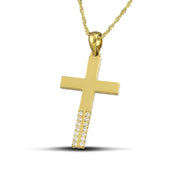 Γυναικείος σταυρός χρυσός Κ18 με διαμάντια και στριφτή αλυσίδα, πάνω σε μοντέλο.